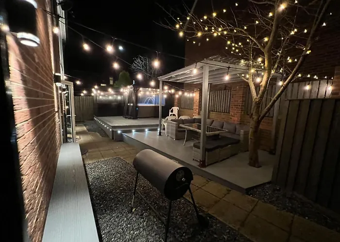 Numero Uno Detached Aparthouse 7 Bedroom Hot Tub Wifi Parking Contractors And Group Friendly Newcastle upon Tyne